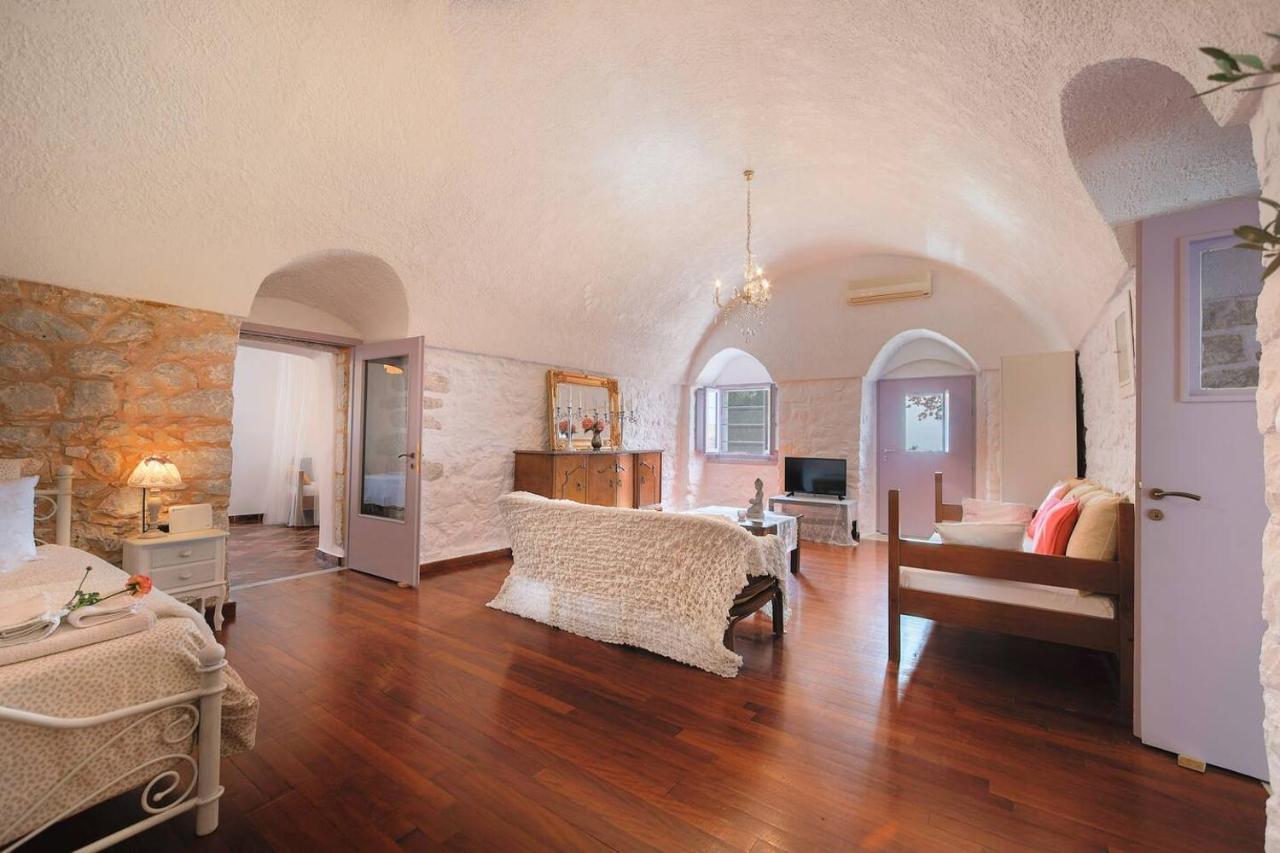 Iliana'S House - Spacious Cave House In The Center Of Areopolis Экстерьер фото